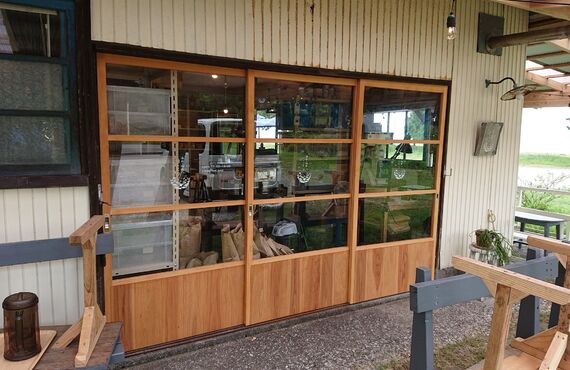 大分県国東市の海の家のガラス戸です。衣笠建具製作所
