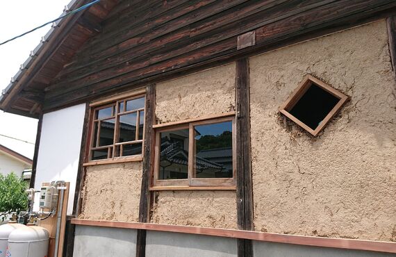 大分県豊後高田市の古民家を店舗に改装。建具も再利用で寸法とガラスを変えて取り付けました。