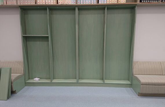 国東市図書館から椅子と椅子の間にスペースがあるので既存と合わせて据え付け家具を頼まれました。専門家具屋では無いですがうまく収まりました。