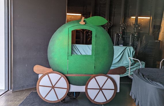 昨年、別府市の舞台に出演した時に小道具としてカボスの馬車を製作しました